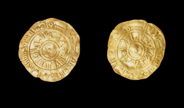 Ngoài ra, nhóm nghiên cứu vui mừng vì tìm thấy nhiều loại tiền vàng, một đồng tiền từ Armenia được đúc dưới triều đại của Vua Leo II vào thế kỷ 13 và tiền đồng, đồng thau thuộc đế chế Ottoman.