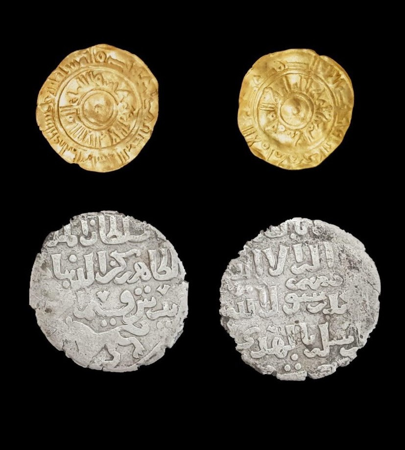 Ấn tượng không kém là dirham - đồng bạc được sử dụng rộng rãi ở nhiều quốc gia Ả Rập, bao gồm cả Các Tiểu vương quốc Ả Rập Thống nhất ngày nay. Những đồng dirham cổ này được đúc dưới triều đại của nhiều vị vua.