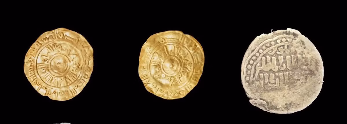 Nhóm các chuyên gia thuộc Hội đồng Khảo cổ học Tối cao của Ai Cập có phát hiện quan trọng tại phía sau một ngôi đền ở Esna - thành phố nằm dọc theo sông Nile. Tại đây, họ tìm thấy một kho báu gần 1.000 tuổi gồm nhiều đồng tiền bằng vàng, bạc.