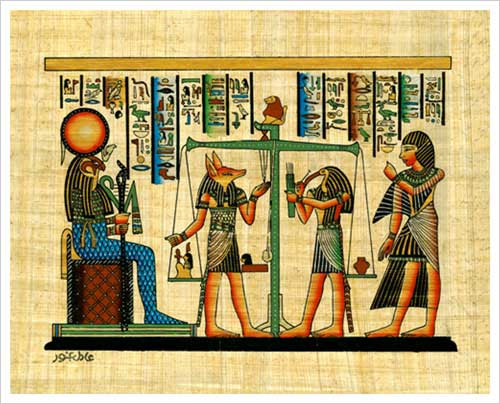 Anubis sẽ cân trái tim người chết bằng chiếc cân bằng vàng. Một đầu cân là trái tim của người chết và đầu còn lại là thăng bằng với chiếc lông đà điểu - biểu tượng của thần Matt. Nếu cán cân thăng bằng cho thấy trái tim có trọng lượng ngang bằng chiếc lông đà điểu thì người chết sẽ được các vị thần phán quyết có cuộc sống ở vùng đất vĩnh hằng cùng các vị thần.
