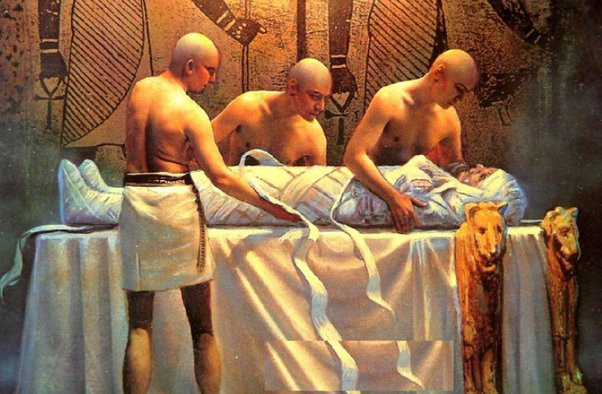 Quá trình ướp xác của người Ai Cập thường mất 70 ngày. Công việc quan trọng này do các linh mục thực hiện. Một trong những nhiệm vụ quan trọng khi ướp xác là lấy ra các cơ quan dễ phân hủy ở phần bụng và ngực thi thể, thông qua vết cắt được thực hiện ở bên trái bụng.