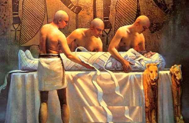 Quá trình ướp xác của người Ai Cập thường mất 70 ngày. Công việc quan trọng này do các linh mục thực hiện. Một trong những nhiệm vụ quan trọng khi ướp xác là lấy ra các cơ quan dễ phân hủy ở phần bụng và ngực thi thể, thông qua vết cắt được thực hiện ở bên trái bụng.