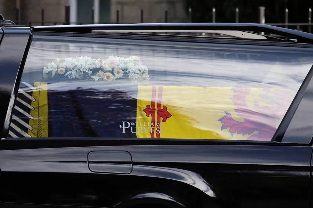 Vào ngày 13/9, linh cữu Nữ hoàng sẽ được đưa từ Edinburgh về thủ đô London bằng máy bay. Tiếp đến, linh cữu sẽ chuyển đến cung điện Buckingham rồi chuyển tới quàn tại Đại sảnh Westminster - tòa nhà lâu đời nhất trong khuôn viên quốc hội Anh.