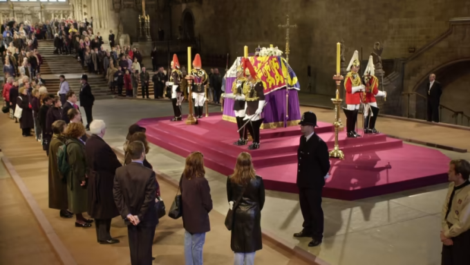 Linh cữu quốc chủ Anh đầu tiên được quàn tại Đại sảnh Westminster là Vua Edward VII vào năm 1910. Sau đó lần lượt là: Vua George V (năm 1936), Vua George VI (cha của Nữ hoàng, năm 1952), Vương hậu Mary (bà ngoại của Nữ hoàng, năm 1953) và Vương mẫu hậu Elizabeth (mẹ của Nữ hoàng Elizabeth II). Hai thủ tướng Anh được quàn tại Đại sảnh Westminster gồm: William Gladstone năm 1898 và Winston Churchill năm 1965.