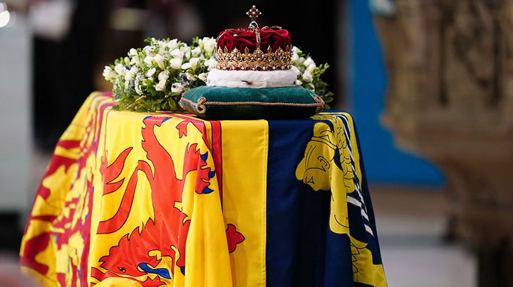 Kế đến, linh cữu Nữ hoàng Elizabeth II được đưa tới quàn tại Nhà thờ St Giles. Công chúng có thể đến nhà thờ St Giles viếng Nữ hoàng Anh vào ngày 12/9 nhưng không được phép chụp ảnh hoặc quay video.