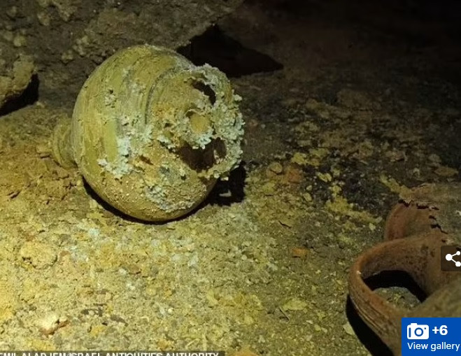 Hàng chục bình gốm bên trong hang động có nhiều hình dáng và kích cỡ khác nhau.