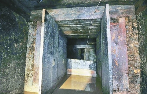 Bỗng một ngày vào năm 2010, một hố đen bất ngờ xuất hiện tại khu vực khi xưa từng là gò đất. Khi lại gần, người dân ngửi thấy mùi hương thơm dịu nhẹ. Họ suy đoán hố đen này có thể là do những kẻ trộm tạo ra. Do vậy, người dân nhanh chóng thông báo cho giới chức trách.