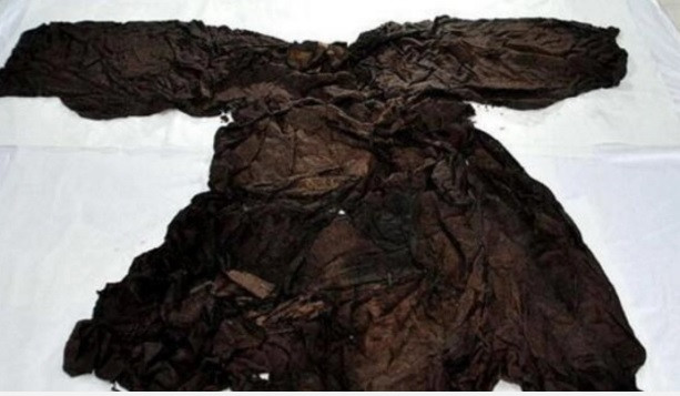 Các nhà khảo cổ cũng được gọi tới hiện trường để kiểm tra. Khi trèo xuống phía dưới hố đen, họ phát hiện bên dưới là một lăng mộ rộng khoảng 900 m2. Đi theo mùi hương tỏa ra bên dưới mặt đất, họ tìm thấy cỗ quan tài.