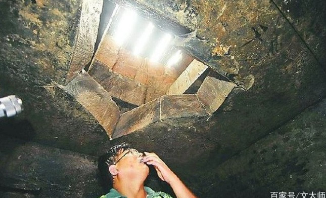 Cách đây 12 năm, một hố đen đột nhiên xuất hiện tại khu vực khi xưa từng là gò đất ở quận Định Đào, tỉnh Sơn Đông, Trung Quốc. Sự việc này mở đầu cho phá hiện hương thơm tỏa ra từ quan tài trong mộ cổ.