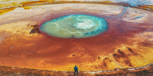 Thậm chí, lưu huỳnh còn ăn mòn các tảng đá khiến chúng rất mềm, chạm nhẹ có thể vỡ. Điều này khiến du khách phải hết sức cẩn thận khi đến gần suối nước nóng Aiken.