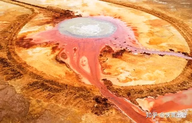 Nước suối Aiken phun lên từ trong lòng đất kết hợp với lớp trầm tích khiến lớp đất xung quanh trở nên nổi bật hơn.