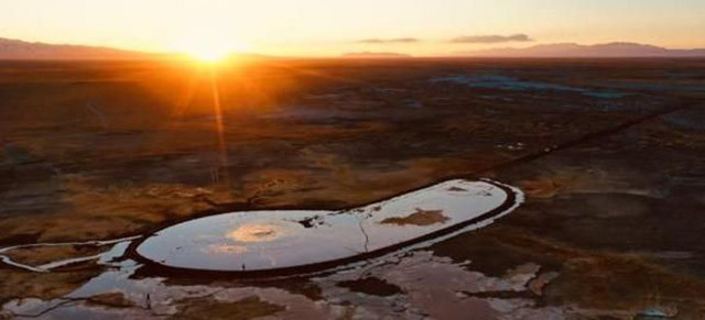 Khi nhìn từ trên cao xuống phía dưới, suối nước nóng Aiken trông giống như một con mắt khổng lồ của quỷ dữ.