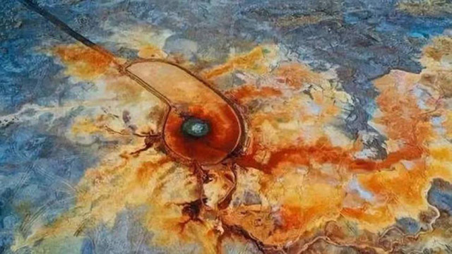 Vào mùa Xuân, màu sắc của đất xung quanh suối nước nóng Aiken sẽ chuyển sang nhiều màu sắc độc đáo như nâu đỏ, vàng...