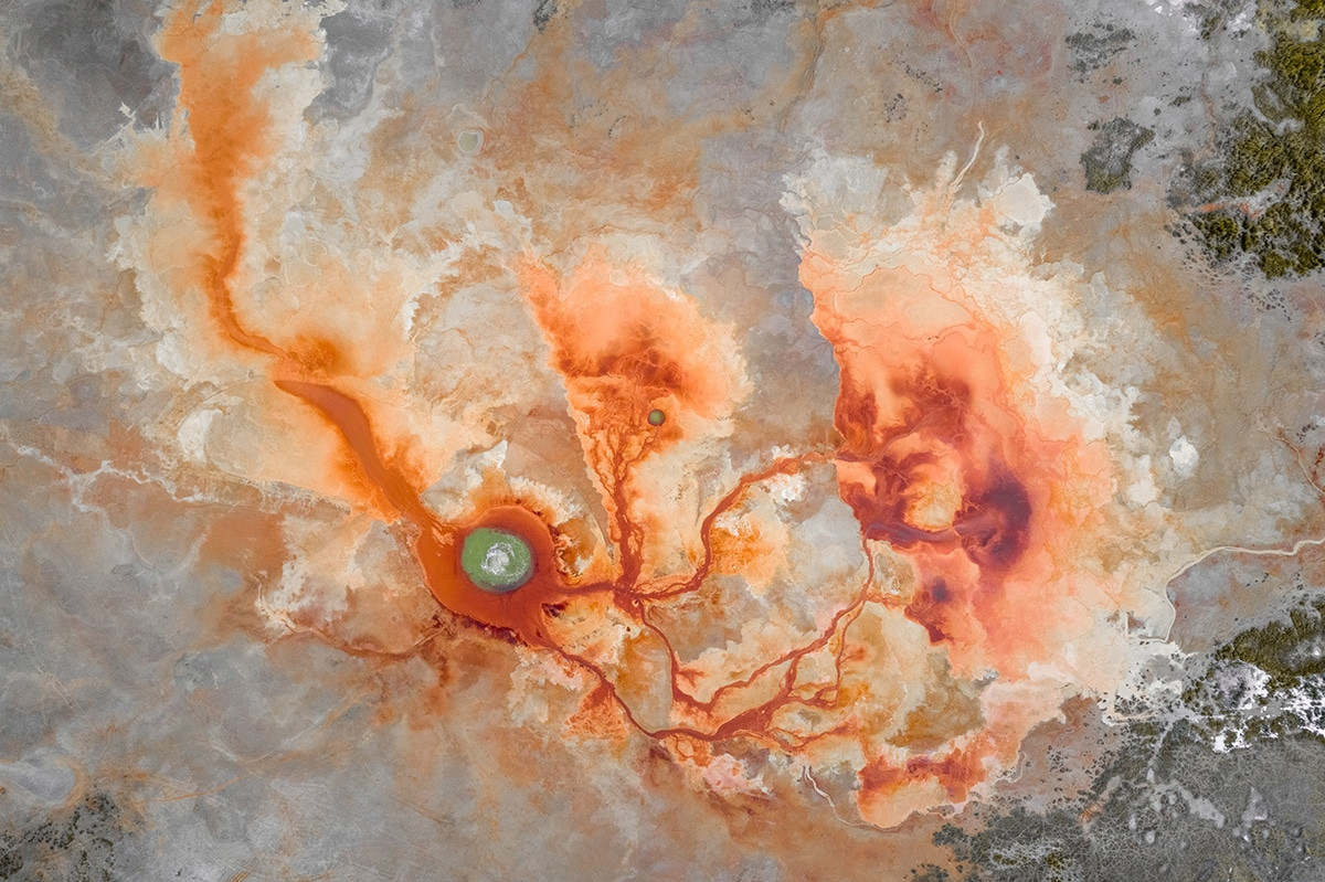 Theo các nhà nghiên cứu, suối nước nóng Aiken có đường kính hơn 10m. Trong nước sôi sùng sục không ngừng bốc khói lên có chứa khoáng chất lưu huỳnh. Lâu ngày, lưu huỳnh kết tủa lại.