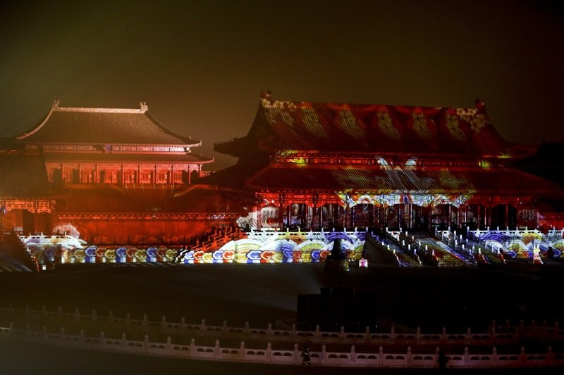 Vé tham quan Tử Cấm Thành và tham dự lễ hội đã nhanh chóng bán hết ngay sau khi được mở bán. Trong khuôn khổ sự kiện đặc biệt này, du khách có cơ hội tham gia các buổi trình diễn đèn lồng, thưởng thức nhạc giao hưởng, ngắm các bức tranh cổ của Trung Quốc được chiếu lên mái nhà...