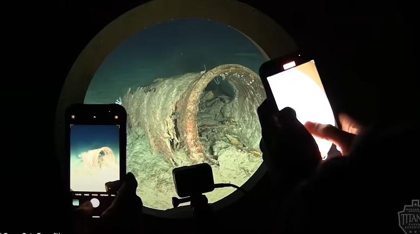 "Chúng tôi thấy những chi tiết mới trong thước phim. Ví dụ như trước đây tôi chưa từng nhìn được tên của nhà sản xuất mỏ neo - Noah Hingley &amp; Sons Ltd.. Tên của nhà sản xuất ở trên mỏ neo bên trái", chuyên gia Rory Golden về tàu Titanic tại OceanGate Expeditions cho biết.