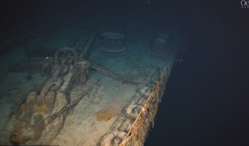 Nguyên nhân khiến xác tàu Titanic bị phá hủy là do rỉ sét, muối biển, vi khuẩn, sinh vật biển sâu và các yếu tố tự nhiên khác. Trong 37 năm qua, cột buồm phía trước của Titanic và boong cao nhất phía đuôi đã sập, đài quan sát trên cột buồm biến mất, phòng tập cạnh cầu thang lớn cũng bị sập. Các chuyên gia lo ngại phần tiếp theo của con tàu Titanic sẽ có thể biến mất là mũi tàu.