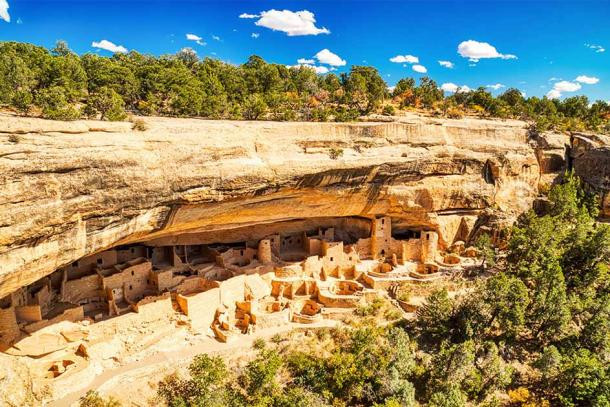 Nằm trong vườn quốc gia Mesa Verde ở Colorado (Mỹ), Cliff Palace là công trình nhà ở trên vách đá lớn nhất ở Bắc Mỹ. " Kỳ quan" này được 2 chủ trang trại ở Colorado tình cờ phát hiện khi đang tìm kiếm gia súc mất tích năm 1888.