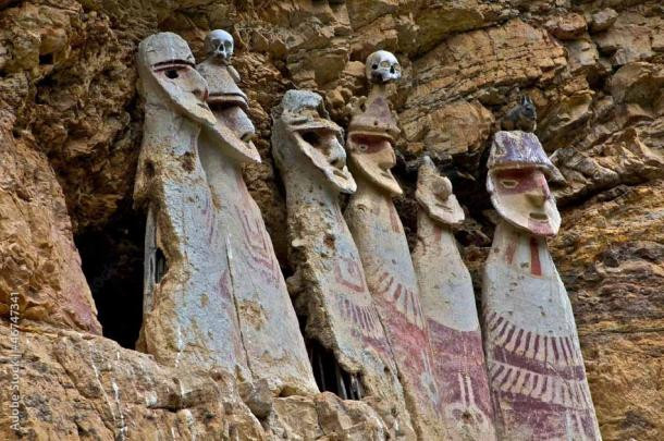 Nằm ở độ cao 2.000m so với mực nước biển, những quan tài cổ của người Chachapoya có niên đại từ thế kỷ 15 nằm rên vách đá dựng đứng. Điều đặc biệt ở những quan tài này là chúng trông giống đường nét của cơ thể người, cao 2,5 m và được xây dựng bằng hỗn hợp đất sét, rơm và sỏi rải trên một cấu trúc bằng gỗ. Mỗi quách chứa một xác ướp.