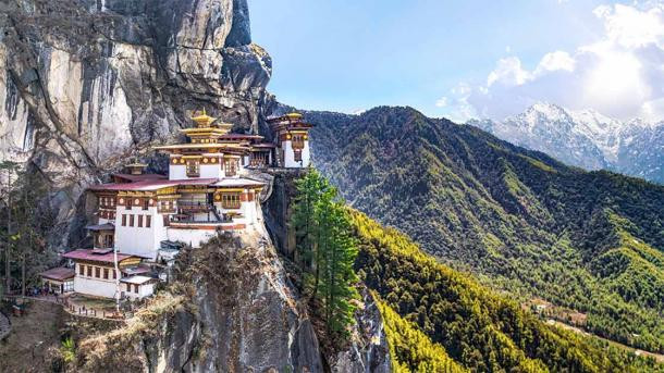 Tu viện Paro Taktsang (hay còn gọi Hang Hổ) nằm ở độ cao hơn 3.000m so với mực nước biển. Được xây dựng từ năm 1692, kỳ quan kiến trúc nổi tiếng thế giới này nằm cheo leo trên vách đá cao của thung lũng Paro, phía tây Bhutan.