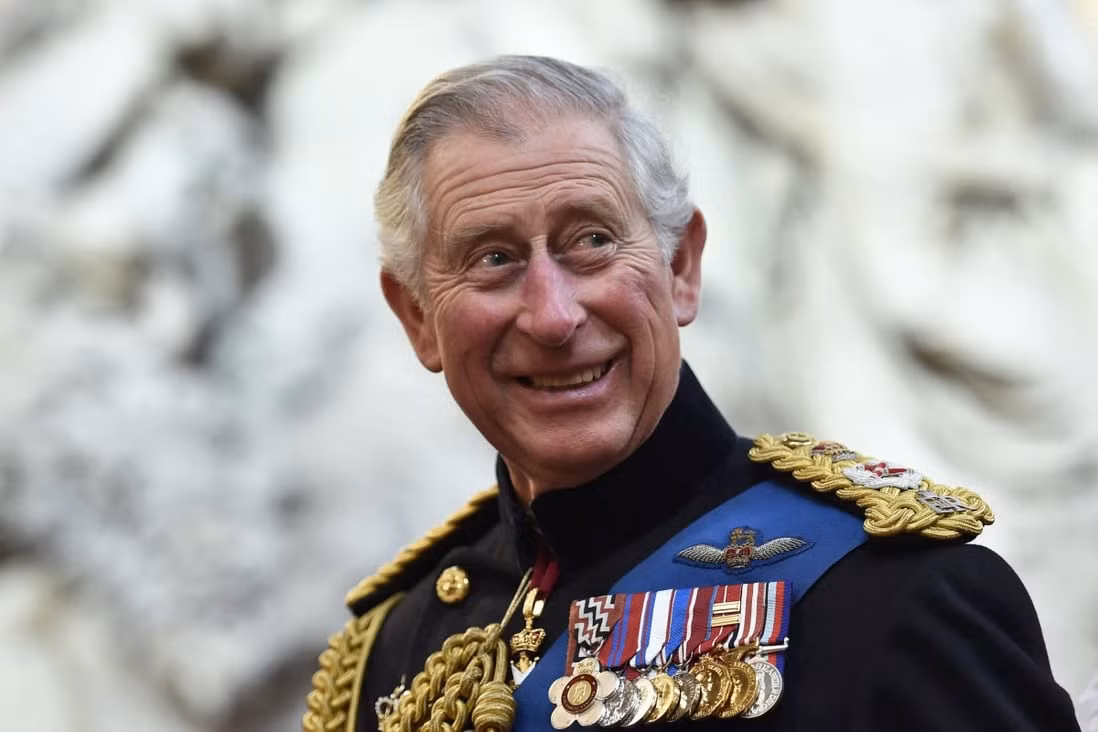 Lễ đăng quang của Vua Charles III sẽ không được tổ chức ngay. Nguyên do là bởi nước Anh đang trong khoảng thời gian đau buồn vì sự ra đi của Nữ hoàng Elizabeth II cũng như quá trình chuẩn bị lễ đăng quang cần nhiều tháng để hoàn tất.