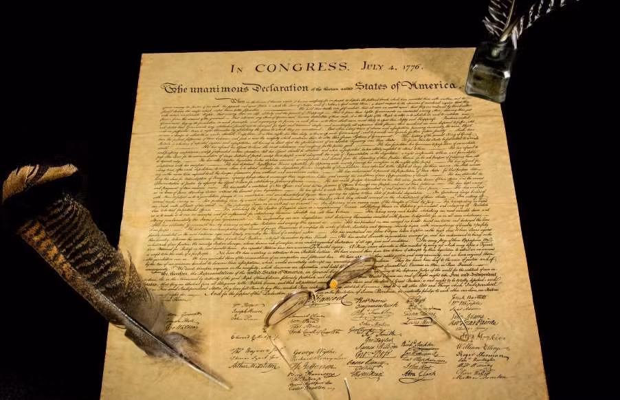 Vào năm 1989, một người đàn ông ở Philadelphia, Mỹ bỏ ra 4 USD để mua một bức tranh cũ ở chợ trời tổ chức chức tại Adamstown. Người này mua nó vì rất thích khung tranh. Tuy nhiên, dưới bức tranh cũ bình thường này, ông phát hiện một tờ giấy đặc biệt được gấp lại. Sau khi được các chuyên gia kiểm tra, tờ giấy được xác nhận là bản thảo cũ của Tuyên ngôn Độc lập Mỹ. Năm 2000, nhà sản xuất truyền hình Norman Lear mua kho báu giá trị trên trong một buổi đấu giá với số tiền là 8,14 triệu USD.