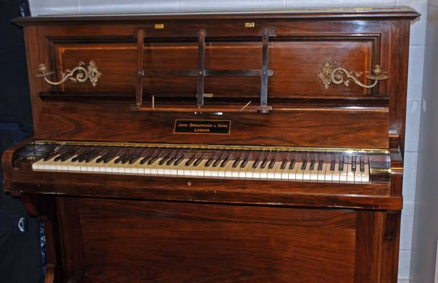 Năm 2016, một thở sửa đàn đã phát hiện ra bên dưới các phím đàn dương cầm 110 năm tuổi có 900 đồng tiền cổ bằng vàng. Theo các chuyên gia, kho báu này có giá trị là 648.500 USD.