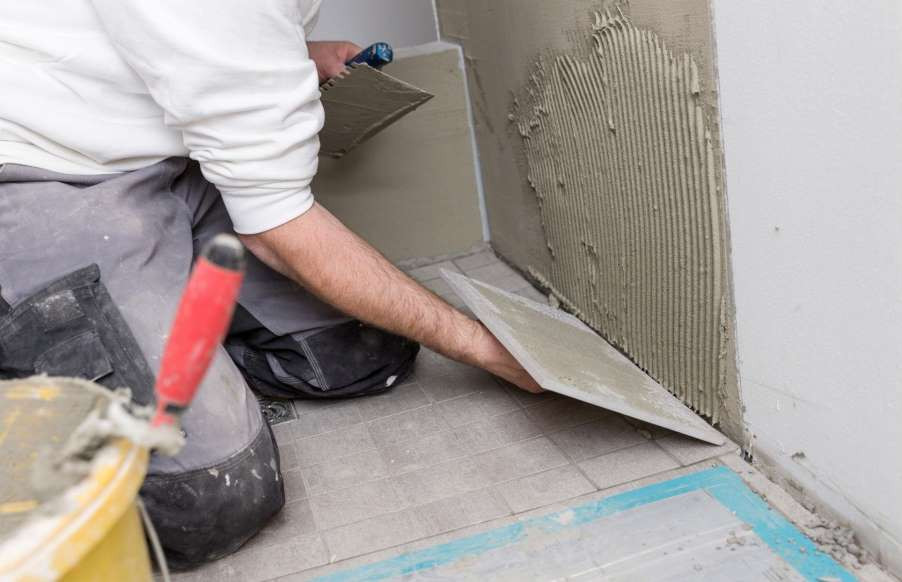 Khi đang thi công công trình trong một ngôi nhà ở bang Ohio, Mỹ, Bob Kitts tìm thấy số tiền lên tới 182.000 USD được cất giấu trong bức tường nhà tắm.