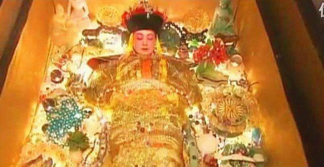 Một quan niệm khác cho rằng, vàng bạc, châu báu, đồng tiền... đặt trong miệng người chết được xem như lộ phí để linh hồn sang thế giới bên kia một cách thuận lợi hơn.