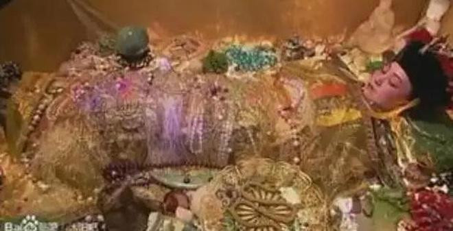 Nguyên do là bởi người xưa quan niệm miếng ngọc đặt trong miệng người chết được xem là linh khí. Nó gắn bó mật thiết với linh hồn của người đã khuất.