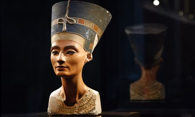 Kết hôn với pharaoh Akhenaten quyền lực, Nefertiti trở nữ hoàng danh tiếng trong thời kỳ Ai Cập hưng thịnh. Thêm nữa, nữ hoàng Ai Cập này còn được biết đến với vai trò là mẹ của pharaoh Tutankhamun (hay còn gọi là vua Tut).