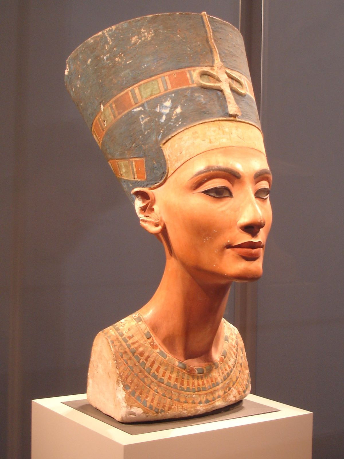 "Chúng tôi đã có ADN của các xác ướp thuộc vương triều thứ 18, từ Akhenaten đến Amenhotep II hoặc Amenhotep III và có 2 xác ướp chưa được đặt tên là KV21a, KV21b", ông Hawass cho hay.