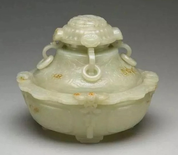 Thêm nữa, bàn tay của vua Quang Tự nắm chặt một vòng ngọc phỉ thúy và một viên đá quý hình hoa sen.