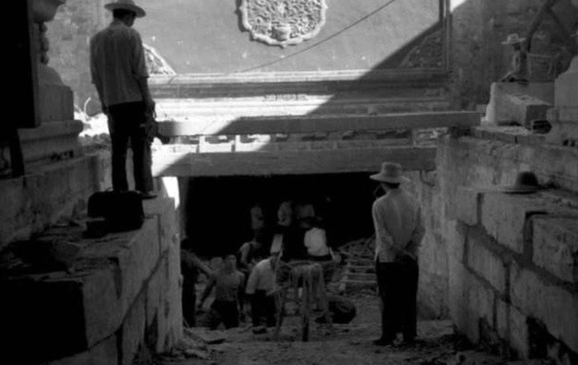 Từ những chi tiết này, các chuyên gia suy đoán Sùng Lăng đã từng bị những kẻ trộm mộ ghé thăm. Vì vậy, họ cho rằng nhiều đồ tùy táng trong lăng mộ cũng như trong quan tài đã bị trộm mộ lấy đi.