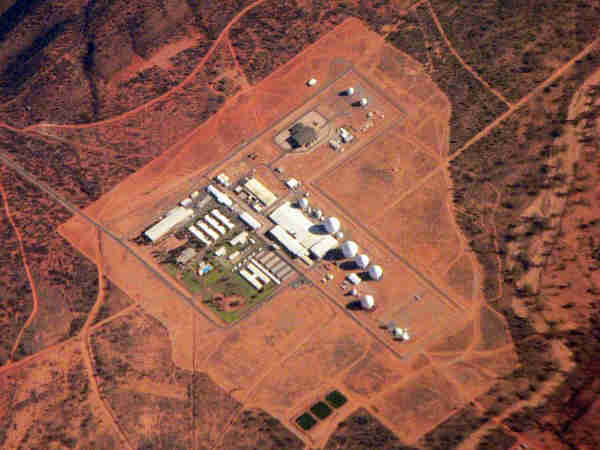 Khu căn cứ quân sự Pine Gap ở Australia được bảo vệ vô cùng nghiêm ngặt, cấm người ngoài tiếp cận. Được xây dựng vào năm 1967 sau thỏa thuận Pine Gap về quân sự và tình báo được ký kết giữa hai Chính phủ Úc và Mỹ, căn cứ này gồm nhiều công trình ngầm nằm sâu dưới lòng đất.
