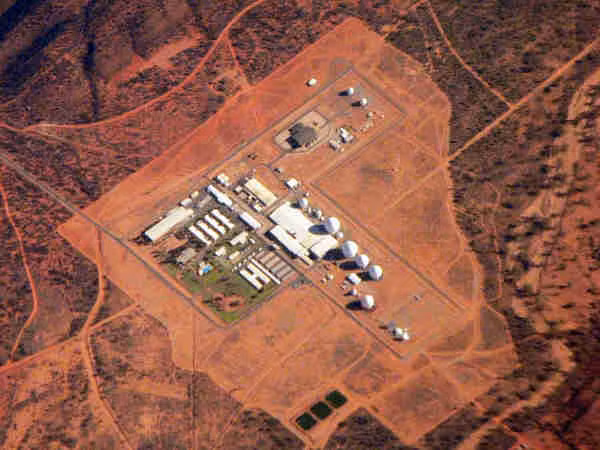 Khu căn cứ quân sự Pine Gap ở Australia được bảo vệ vô cùng nghiêm ngặt, cấm người ngoài tiếp cận. Được xây dựng vào năm 1967 sau thỏa thuận Pine Gap về quân sự và tình báo được ký kết giữa hai Chính phủ Úc và Mỹ, căn cứ này gồm nhiều công trình ngầm nằm sâu dưới lòng đất.