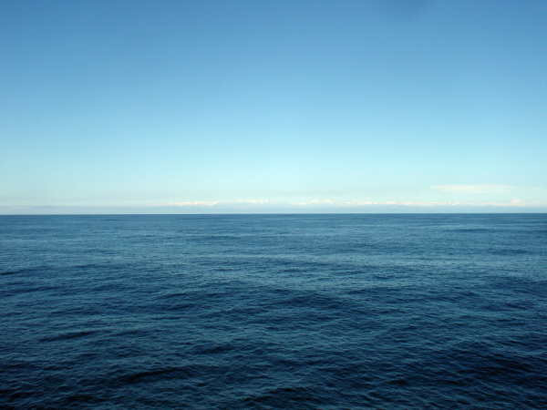 Người ngoài hành tinh được cho là đã xây dựng căn cứ bí mật bên dưới Thái Bình Dương. Trong những năm qua, hàng trăm báo cáo về UFO được ghi nhận tại địa điểm này.