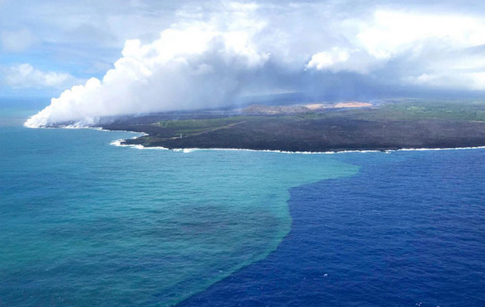 Một số nhân chứng kể rằng, UFO xuất hiện đột ngột trên bầu trời rồi bất ngờ lao xuống mặt nước ở Thái Bình Dương rồi biến mất không dấu vết.