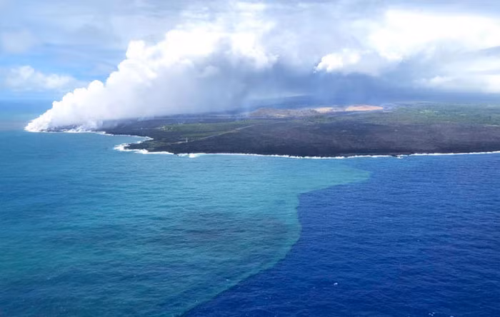 Một số nhân chứng kể rằng, UFO xuất hiện đột ngột trên bầu trời rồi bất ngờ lao xuống mặt nước ở Thái Bình Dương rồi biến mất không dấu vết.