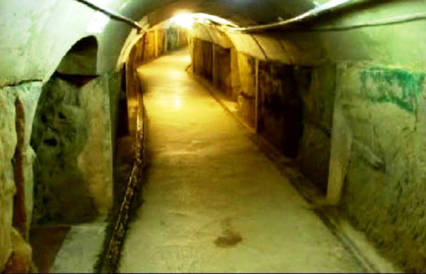 Từ lâu, ngôi làng cổ kính Dulce ở New Mexico bị đồn đoán là nơi người ngoài hành tinh xây dựng căn cứ bí mật dưới lòng đất. Một số thuyết âm mưu đồn đoán người ngoài hành tinh xây dựng căn cứ đó với sự giúp đỡ từ quân đội Mỹ.