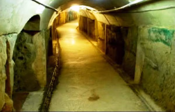 Từ lâu, ngôi làng cổ kính Dulce ở New Mexico bị đồn đoán là nơi người ngoài hành tinh xây dựng căn cứ bí mật dưới lòng đất. Một số thuyết âm mưu đồn đoán người ngoài hành tinh xây dựng căn cứ đó với sự giúp đỡ từ quân đội Mỹ.