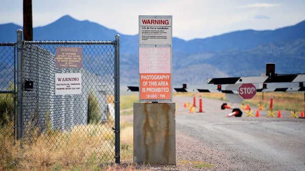 Vùng 51 (Area 51) ở sa mạc Nevada của Mỹ là một trong những "điểm nóng" hàng đầu trên thế giới về người ngoài hành tinh. Đây là căn cứ quân sự bí mật của Mỹ. Theo thông tin chứng thức, đây là nơi Mỹ thử nghiệm một số mẫu máy bay, vũ khí mới.