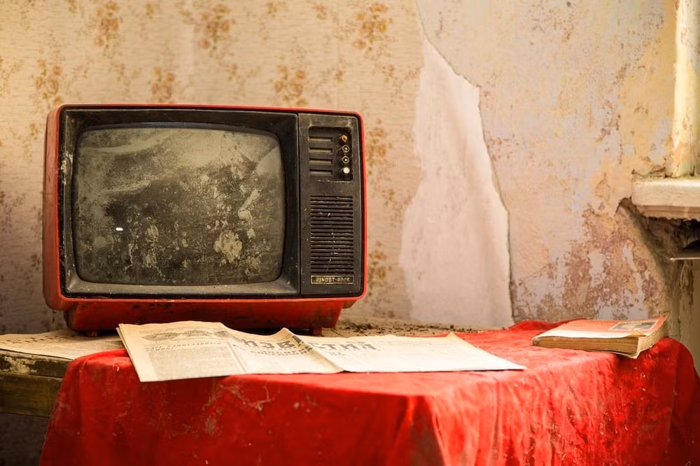 Đức quốc xã đã xây dựng một trung tâm thông tin liên lạc ngầm hiện đại tại nơi đây có tên là Zeppelin. Những bức tường dày tới 3,2m.