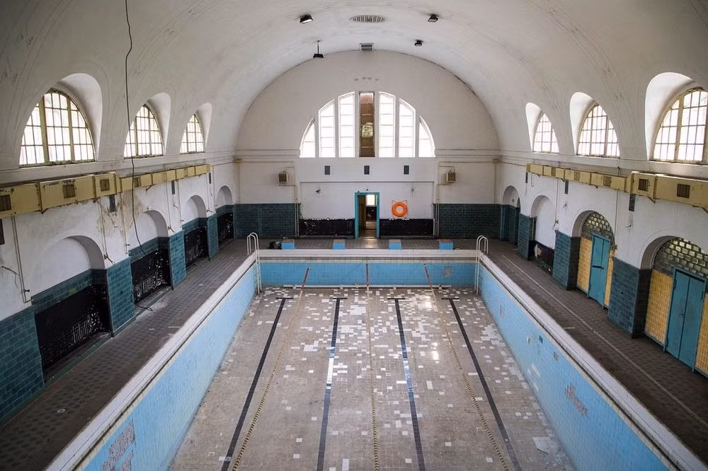 Sau khi Đức quốc xã thất bại trong Thế chiến 2, Liên Xô tiếp quản Wunsdorf và xây dựng căn cứ quân sự lớn ở nơi đây. Căn cứ này được canh gác vô cùng nghiêm ngặt. Toàn bộ người dân địa phương được sơ tán đến nơi khác. Không phải ai cũng dễ dàng tiếp cận căn cứ này.