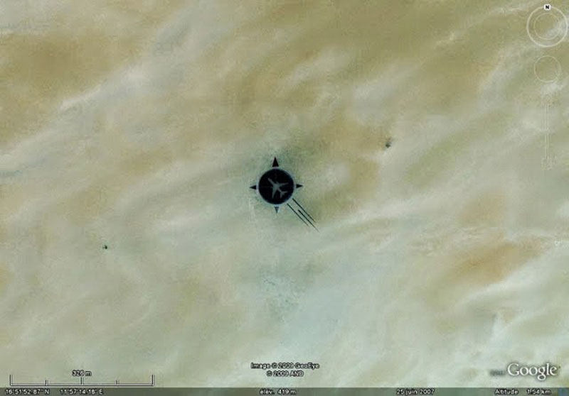 Đài tưởng niệm đó được xây dựng vào năm 2007 để tưởng nhớ sự kiện một máy bay đã phát nổ khiến 170 người thiệt mạng tại sa mạc Ténéré vào năm 1989.