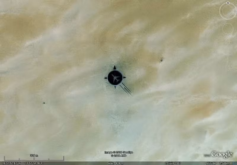 Đài tưởng niệm đó được xây dựng vào năm 2007 để tưởng nhớ sự kiện một máy bay đã phát nổ khiến 170 người thiệt mạng tại sa mạc Ténéré vào năm 1989.