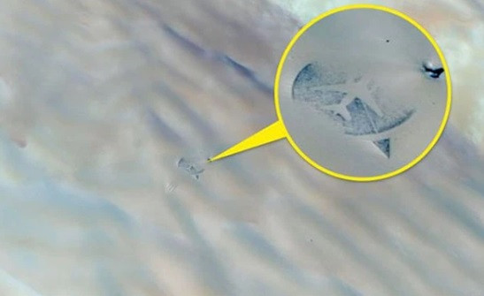 Google Maps khiến dư luận xôn xao khi người dùng chụp được ảnh một đài tưởng niệm được xây dựng giữa sa mạc châu Phi. Nó có hình dáng của máy bay.