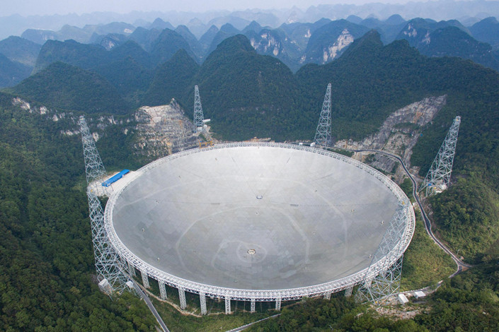 FRB xảy ra khi sóng vô tuyến chớp rất nhanh trong không gian với cường độ cực cao. Các nhà khoa học đã theo dõi một số FRB nhưng vẫn chưa tìm ra lời giải về nguyên nhân tạo ra năng lượng của chúng.