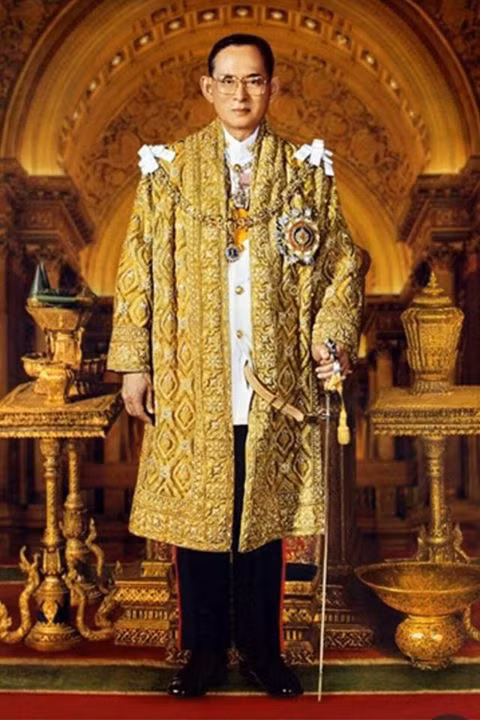 Sinh năm 1927, Quốc vương Bhumibol Adulyadej hay còn gọi Vua Rama IX của Thái Lan kế vị ngai vàng vào ngày 9/6/1946 sau khi anh trai ông là Vua Ananda Mahidol qua đời trong một tai nạn.