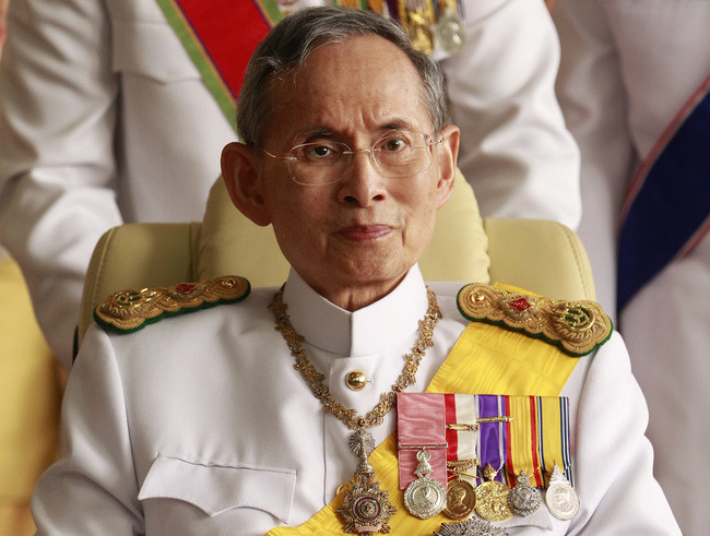 Vào 15h52 ngày 13/10/2016, Vua Bhumibol Adulyadej băng hà tại bệnh viện Siriraj. Theo đó, Vua Rama IX đã trị vì Thái Lan và đứng đầu hoàng gia trong 70 năm 126 ngày. Với con số này, ông trở thành một trong những quân vương trị vì lâu nhất thế giới.